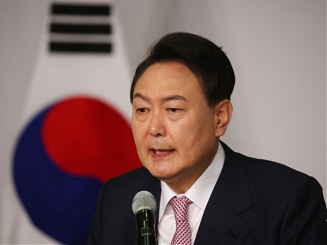 South Korea Drops Virus Curbs, Invites 41,000 to Presidential Inauguration
