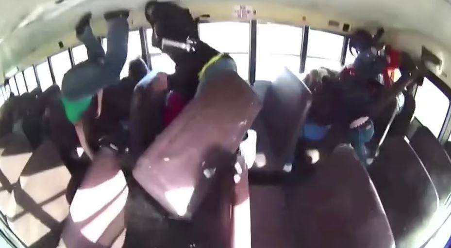 Street racer slams Mustang into school bus at high speed… Raw